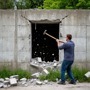 Миф №1: «Газобетон хрупкий, стены легко пробить кулаком»
